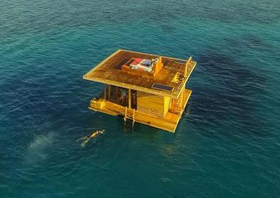 Невероятен плаващ хотел в морето и стая под водата !